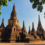 découvrez l'histoire fascinante du wat mahathat et plongez dans la richesse culturelle de ce temple emblématique de thaïlande.